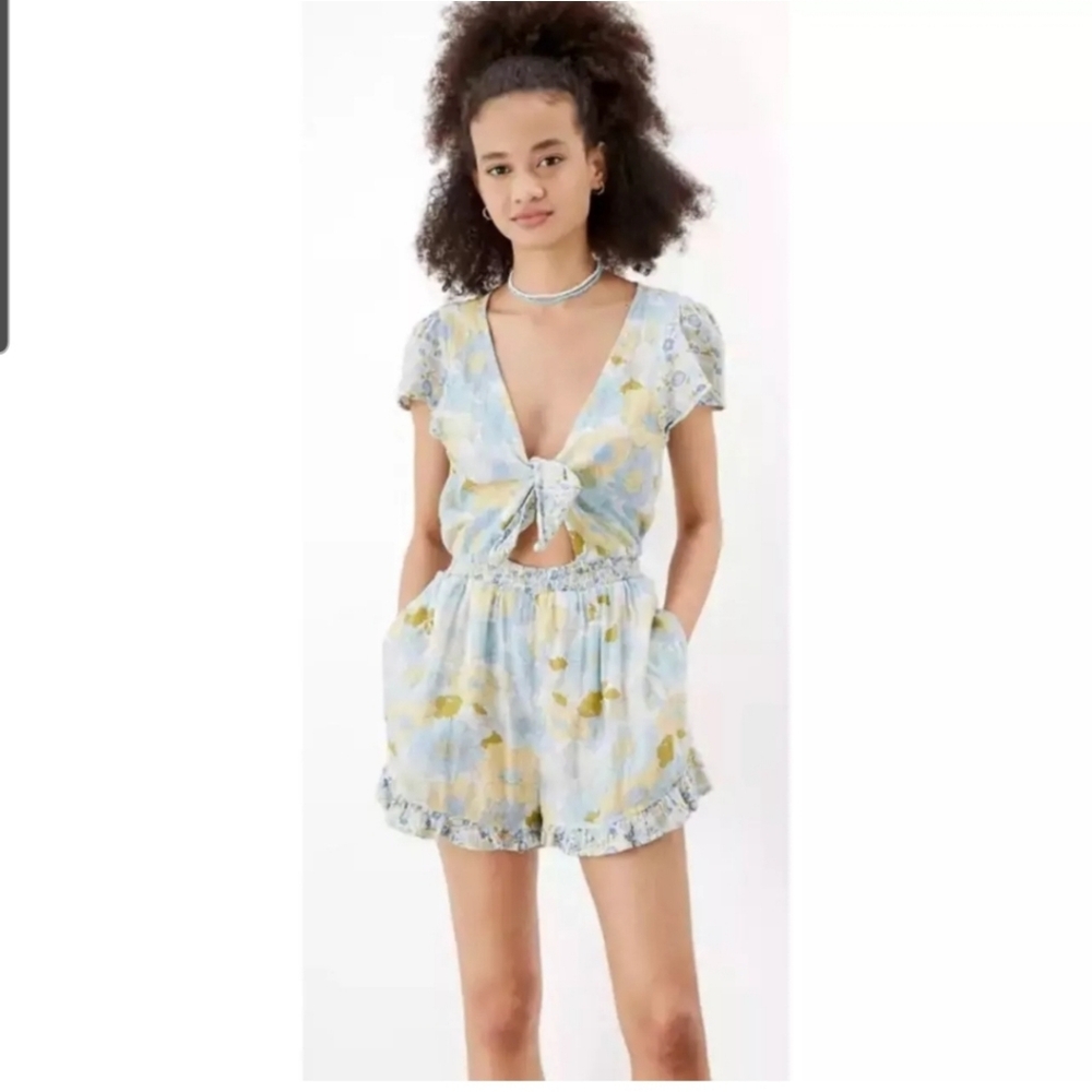 American Eagle Cut Out Tie Front Romper Blue Yellow Floral Short Sleeve Size XL